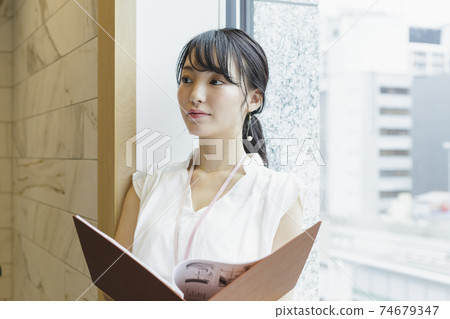靠窗的女性商務場景閱讀資料 靠窗的女性商務場景閱讀資料 74679347