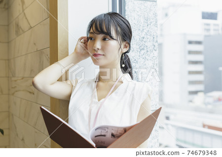 靠窗的女性商務場景閱讀資料 靠窗的女性商務場景閱讀資料 74679348