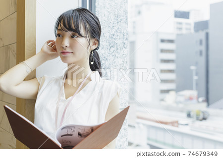 靠窗的女性商務場景閱讀資料 靠窗的女性商務場景閱讀資料 74679349