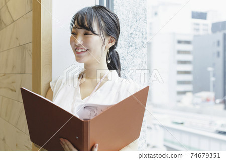 靠窗的女性商務場景閱讀資料 靠窗的女性商務場景閱讀資料 74679351