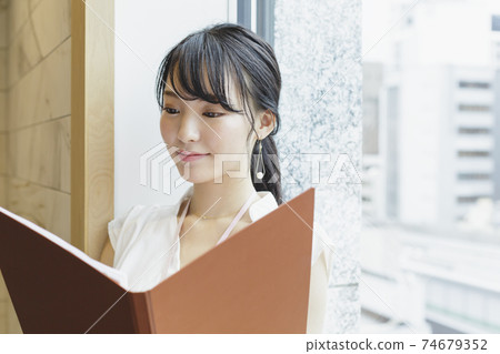 靠窗的女性商務場景閱讀資料 靠窗的女性商務場景閱讀資料 74679352