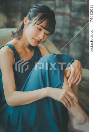一位十幾歲的女孩正在進行足部護理 74680052