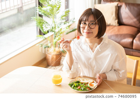 年輕女子的飲食形象 74680095