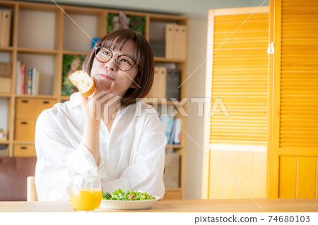 年輕女子的飲食形象 74680103