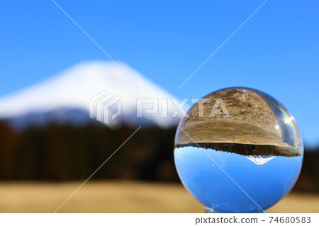 世界遺產富士山的風景用玻璃球顛倒了 世界遺產富士山的風景用玻璃球顛倒了 74680583