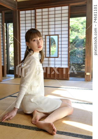 穿白色連衣裙的年輕女子坐在榻榻米上 穿白色連衣裙的年輕女子坐在榻榻米上 74681101