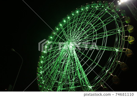 Lighted-up Ferris wheel 74681110