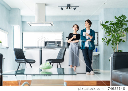 情侶家庭家庭情侶好朋友生活生活方式 74682148