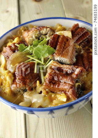 Unagi rice bowl with eel kabayaki bound with eggs 74683199