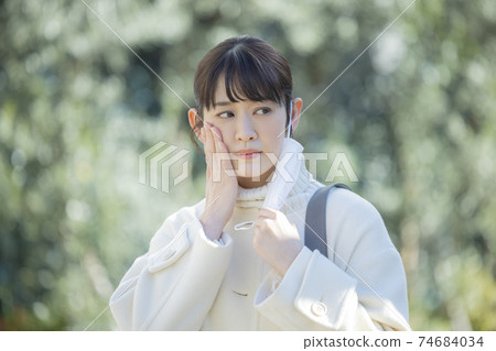 大衣面具的女人 74684034