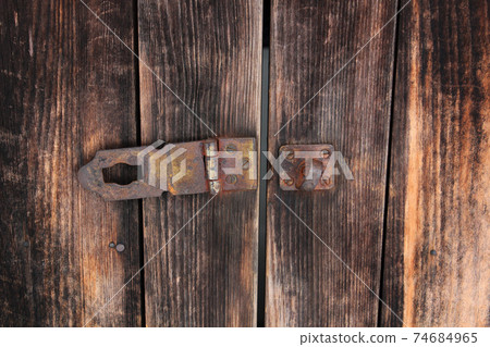 木門和舊閂鎖 74684965