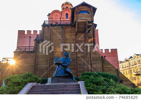Monument to Yaroslav the Wise in front of the Golden gate of Kiev, Ukraine Monument to Yaroslav the Wise in front of the Golden gate of Kiev, Ukraine 74685820