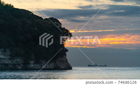 Cape Ryugu岩間海灘晨曦明月 Cape Ryugu岩間海灘晨曦明月 74686126