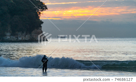 Cape Ryugu岩間海灘釣魚者早上Mazume Cape Ryugu岩間海灘釣魚者早上Mazume 74686127