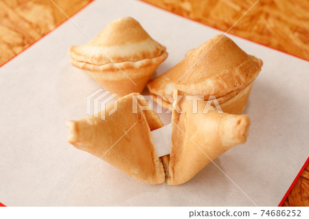 Lucky item: Fortune cookie Lucky item: Fortune cookie 74686252