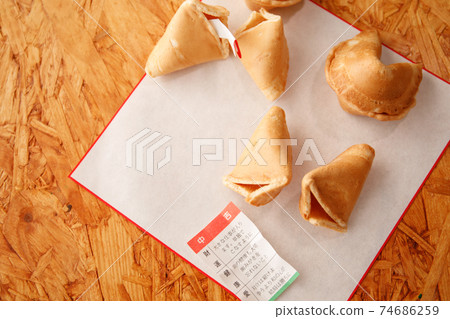 Lucky item: Fortune cookie Lucky item: Fortune cookie 74686259