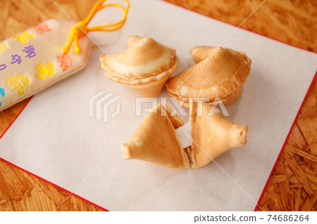 Lucky item: Fortune cookie Lucky item: Fortune cookie 74686264