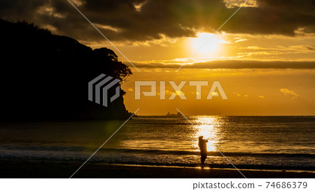 Cape Ryugu岩間海灘晨光早晨mazume釣魚者 Cape Ryugu岩間海灘晨光早晨mazume釣魚者 74686379