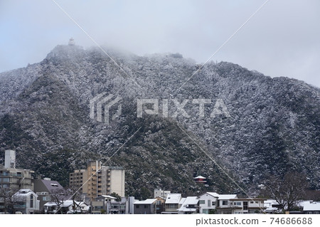 Mt. Kinka and Gifu Castle on a snowy day Mt. Kinka and Gifu Castle on a snowy day 74686688