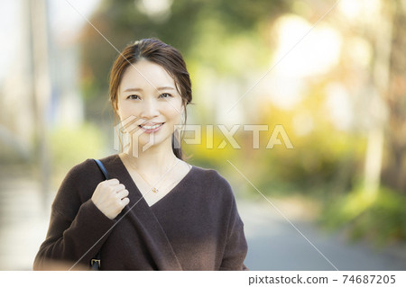 Woman outdoor 74687205