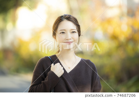 室外的女人 74687206