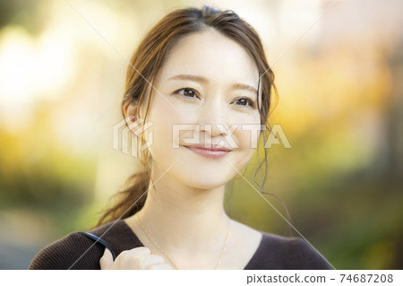 Woman outdoor 74687208