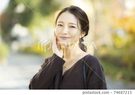 Woman outdoor 74687213
