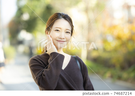 Woman outdoor 74687214