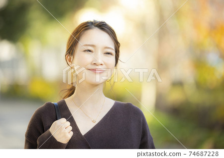 Woman outdoor 74687228