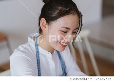 20多歲的家庭主婦 74687346