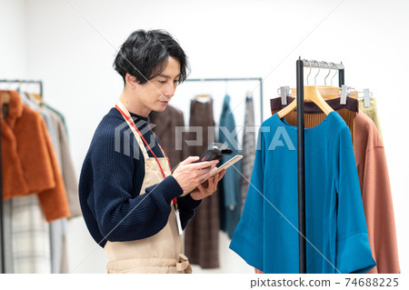 檢驗並出庫的服裝店員 檢驗並出庫的服裝店員 74688225