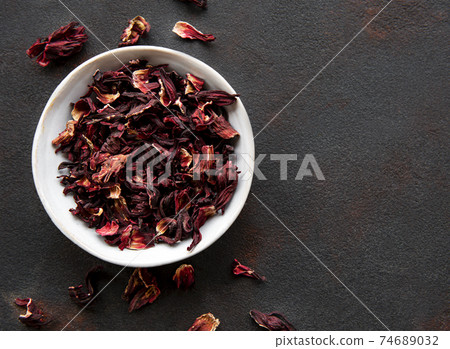 Hibiscus tea in white bowl. Slate background. Copy space. 74689032