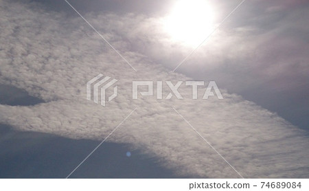 龍形雲朵在光中游動 龍形雲朵在光中游動 74689084