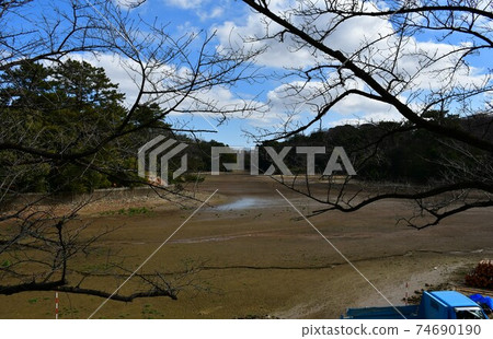 冬季的Oike公園正在建設中,用於大壩的抗震改造 冬季的Oike公園正在建設中,用於大壩的抗震改造 74690190
