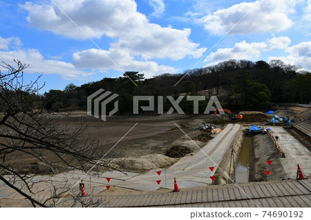冬季的Oike公園正在建設中，用於大壩的抗震改造 74690192