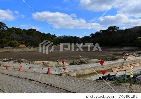 冬季的Oike公園正在建設中,用於大壩的抗震改造 冬季的Oike公園正在建設中,用於大壩的抗震改造 74690193