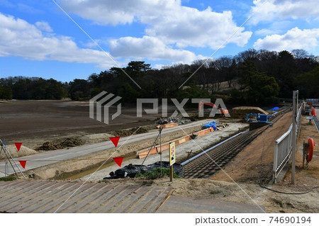 冬季的Oike公園正在建設中,用於大壩的抗震改造 冬季的Oike公園正在建設中,用於大壩的抗震改造 74690194