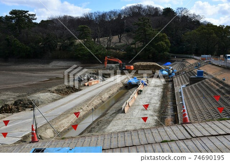 冬季的Oike公園正在建設中,用於大壩的抗震改造 冬季的Oike公園正在建設中,用於大壩的抗震改造 74690195