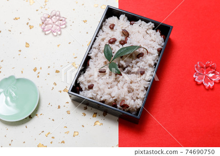 日本料理:紅米飯,年糕,慶典套裝 日本料理:紅米飯,年糕,慶典套裝 74690750