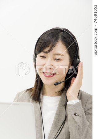 一個女人和一個耳機一起工作 一個女人和一個耳機一起工作 74691052