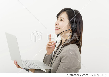 一個女人和一個耳機一起工作 一個女人和一個耳機一起工作 74691053