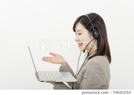 一個女人和一個耳機一起工作 一個女人和一個耳機一起工作 74691054