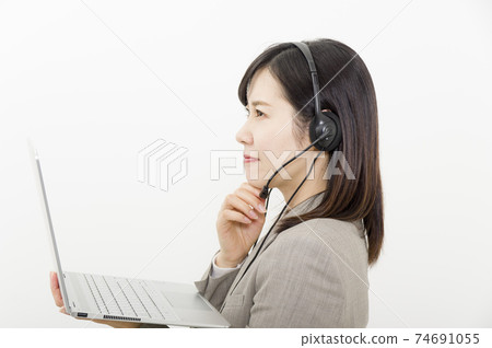 一個女人和一個耳機一起工作 一個女人和一個耳機一起工作 74691055