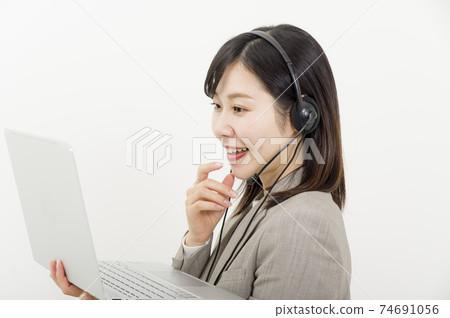 一個女人和一個耳機一起工作 一個女人和一個耳機一起工作 74691056