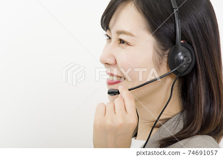 一個女人和一個耳機一起工作 一個女人和一個耳機一起工作 74691057