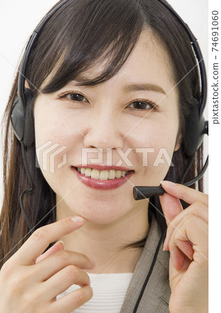 一個女人和一個耳機一起工作 一個女人和一個耳機一起工作 74691060