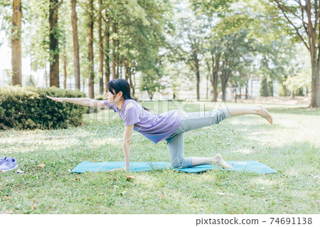 從事戶外瑜伽，公園瑜伽，森林沐浴，瑜伽課的婦女 74691138