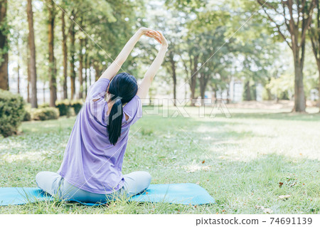 從事戶外瑜伽，公園瑜伽，森林沐浴，瑜伽課的婦女 74691139