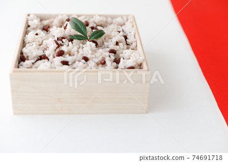 日本料理：紅米飯，okowa，泡桐盒裝okowa 74691718