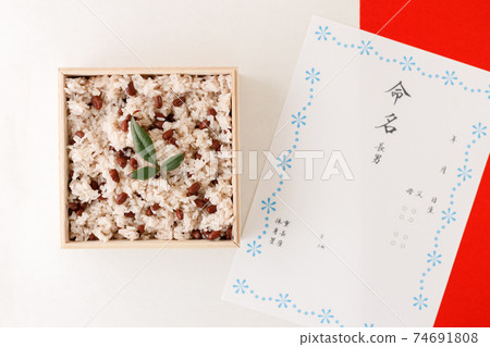 日本料理:紅米飯,年糕,桐木盒裝年糕和名冊 日本料理:紅米飯,年糕,桐木盒裝年糕和名冊 74691808